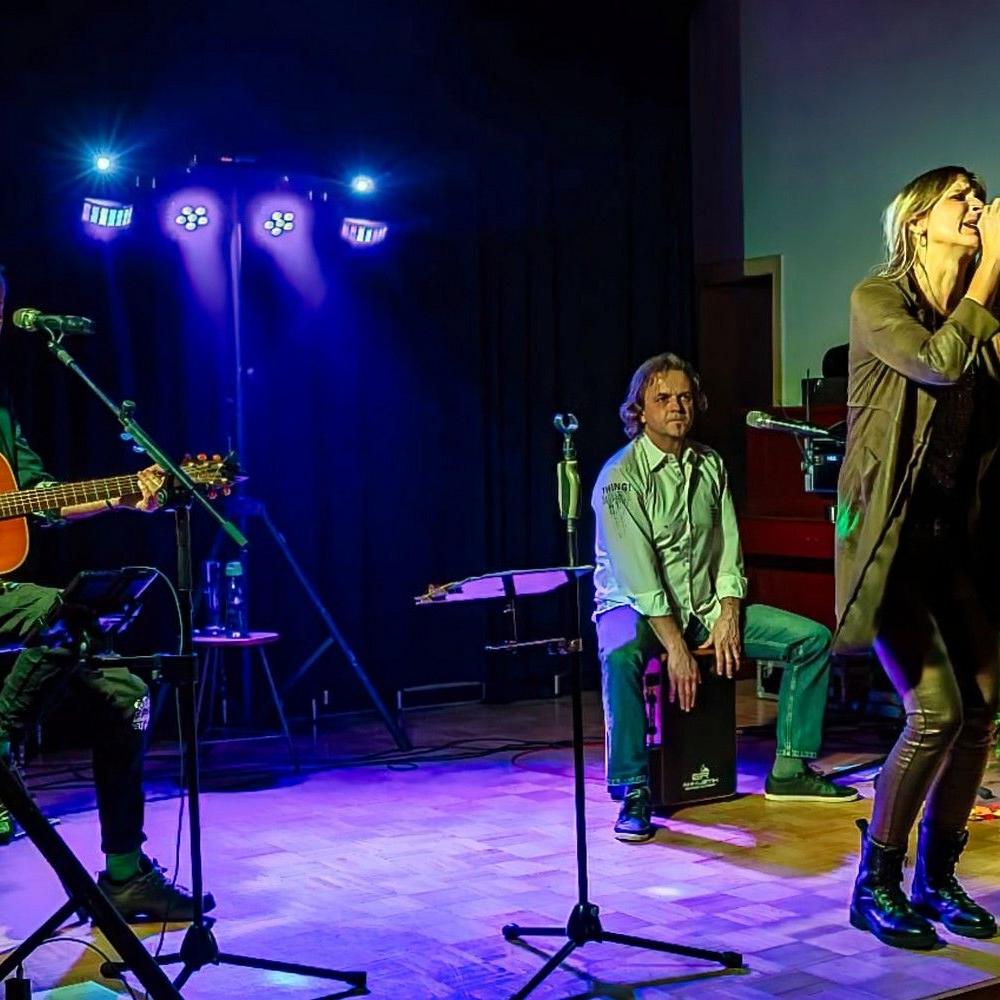 JustBrill!-unplugged auf einer weihnachtlich geschmückten Bühne