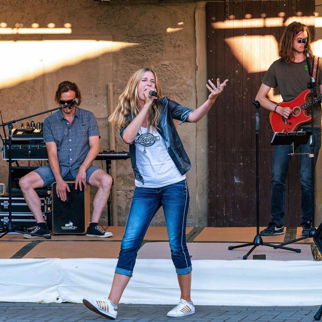 Die drei Musiker von JustBrill!-unplugged Open Air beim Honky Tonk Festival in Poppenhausen