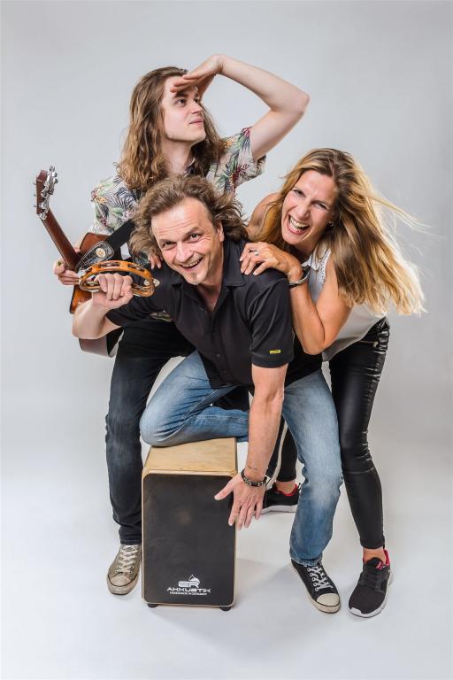 JustBrill!-unplugged Promofoto hochkant 2