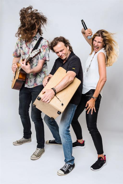 JustBrill!-unplugged Promofoto hochkant